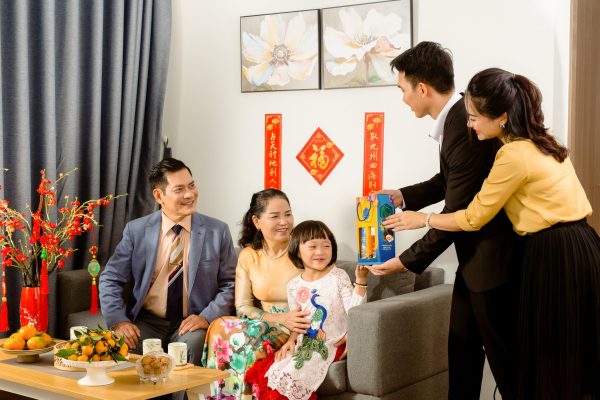 Tặng Quà Tết Cho Bố Mẹ Vợ: Bí Quyết Chọn Quà Ý Nghĩa, Ghi Điểm Tuyệt Đối